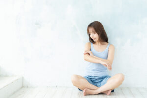 ムダ毛処理しない女性もいる！腕や脇の世界のムダ毛処理の考え方とは？