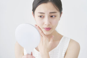 顔のむくみの原因とは？日常生活で見逃しがちな習慣と改善策
