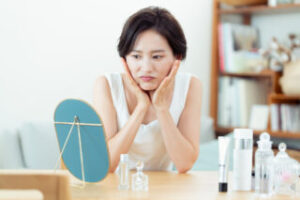 クレンジングで乾燥する原因とは？肌を守る正しい落とし方と選び方