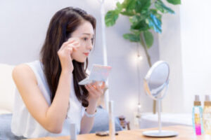 化粧による肌の負担とは？肌にやさしいベースメイクの選び方とケア方法