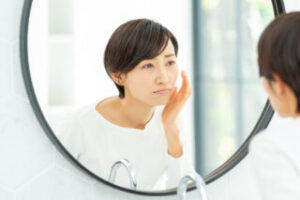 乾燥による小皺が目立つ理由とは？スキンケアで差がつく保湿のポイント