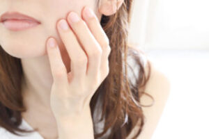 肌のハリがなくなる原因とは？今すぐ見直したいスキンケアと生活習慣