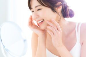 顔の産毛脱毛で得られる効果とは？自己処理との違いを比較