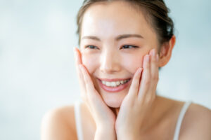 小顔になる方法とは？顔がむくむ原因とセルフケアのポイント
